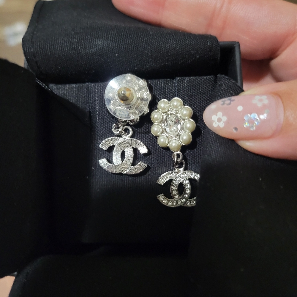 CHANEL Pearl and Crystal CC Dangle Earrings - Picture 3 of 4